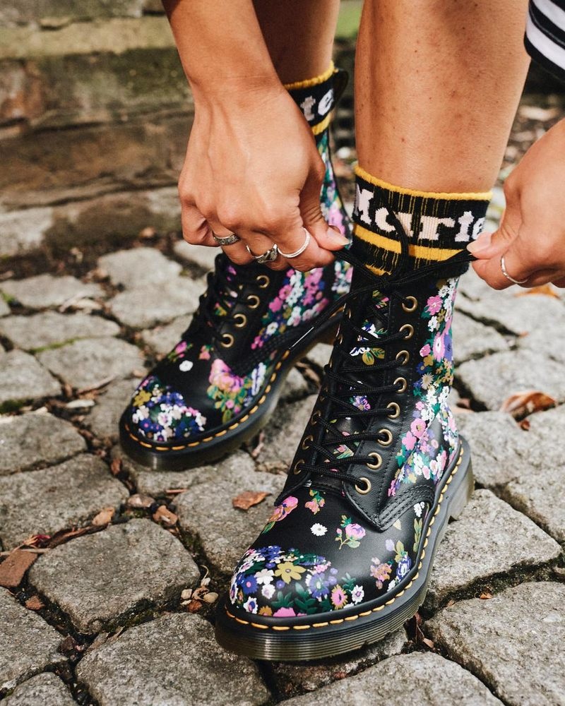 Black / Multi Dr Martens 1460 Pascal - Vintage Floral Leather Lace Up Boots (Vintage Floral Backhand) Boots | BE48-S7CF